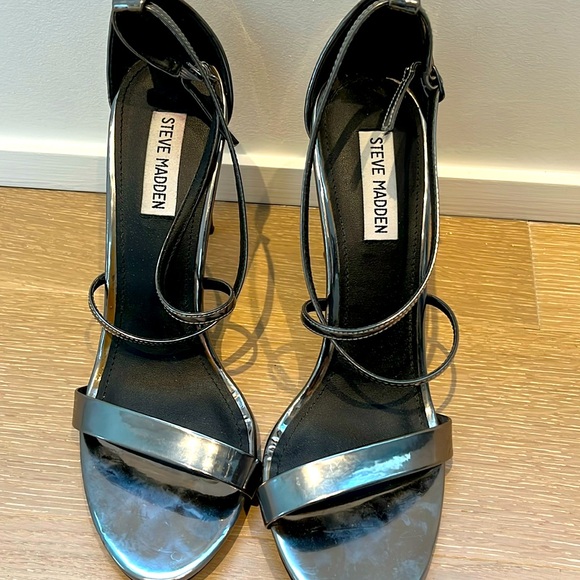 Steve Madden
Size 9.5 - Picture 1 of 2